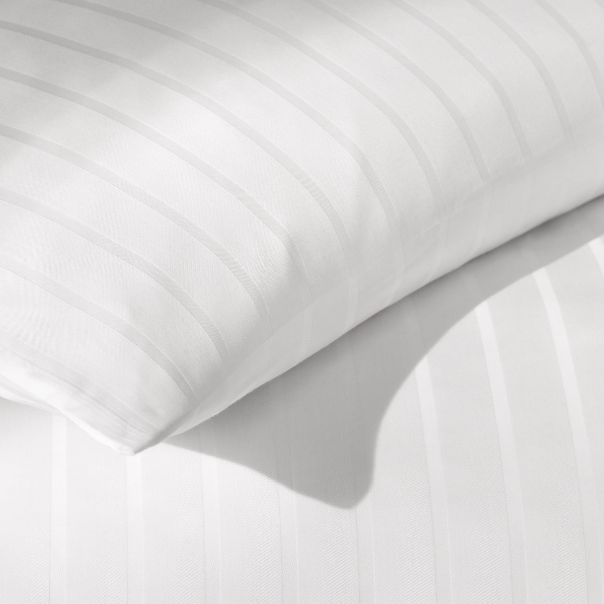 Detailaufnahme weiße Mako Satin Bettwäsche mit Streifen