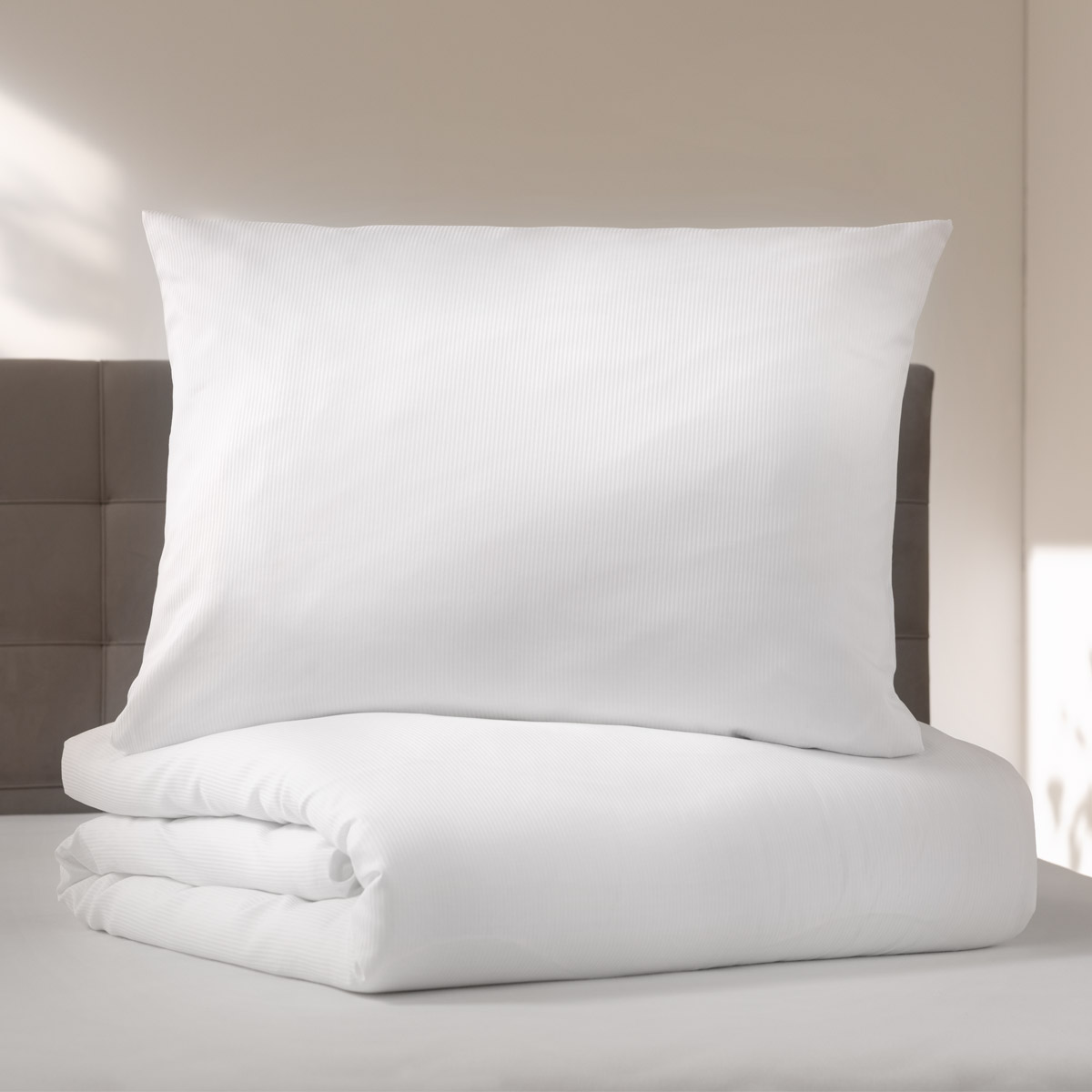 2099622-010-malaga-satin-bettwäsche-weiss-stapel-fbf-home Malaga Satin Bettwäscheset weiss mit Feinstreifen gestapelt auf Boxspringbett