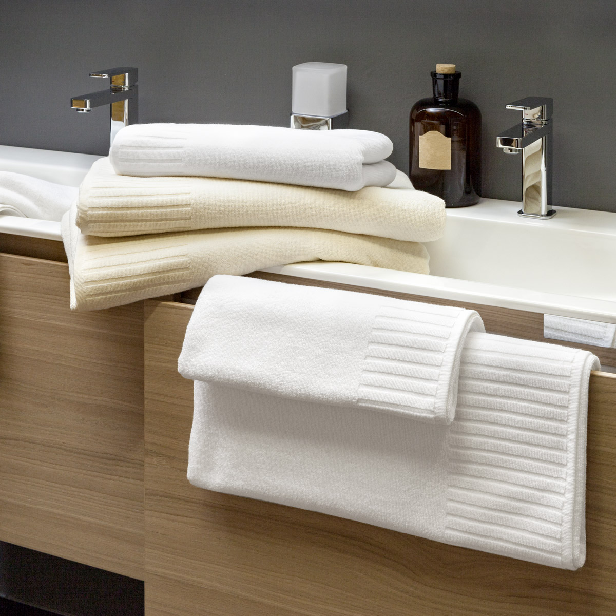 3020127-104 Akropolis Zwirnfrottier creme Bad Frottierserie Akropolis creme und weiß auf Badezimmer Waschbecken