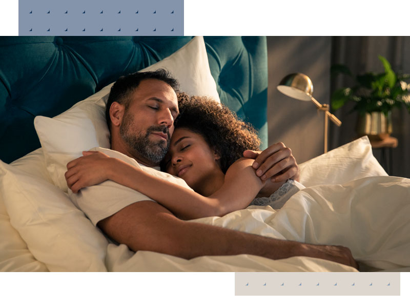 Pärchen kuschelt in Boxspringbett Mistral