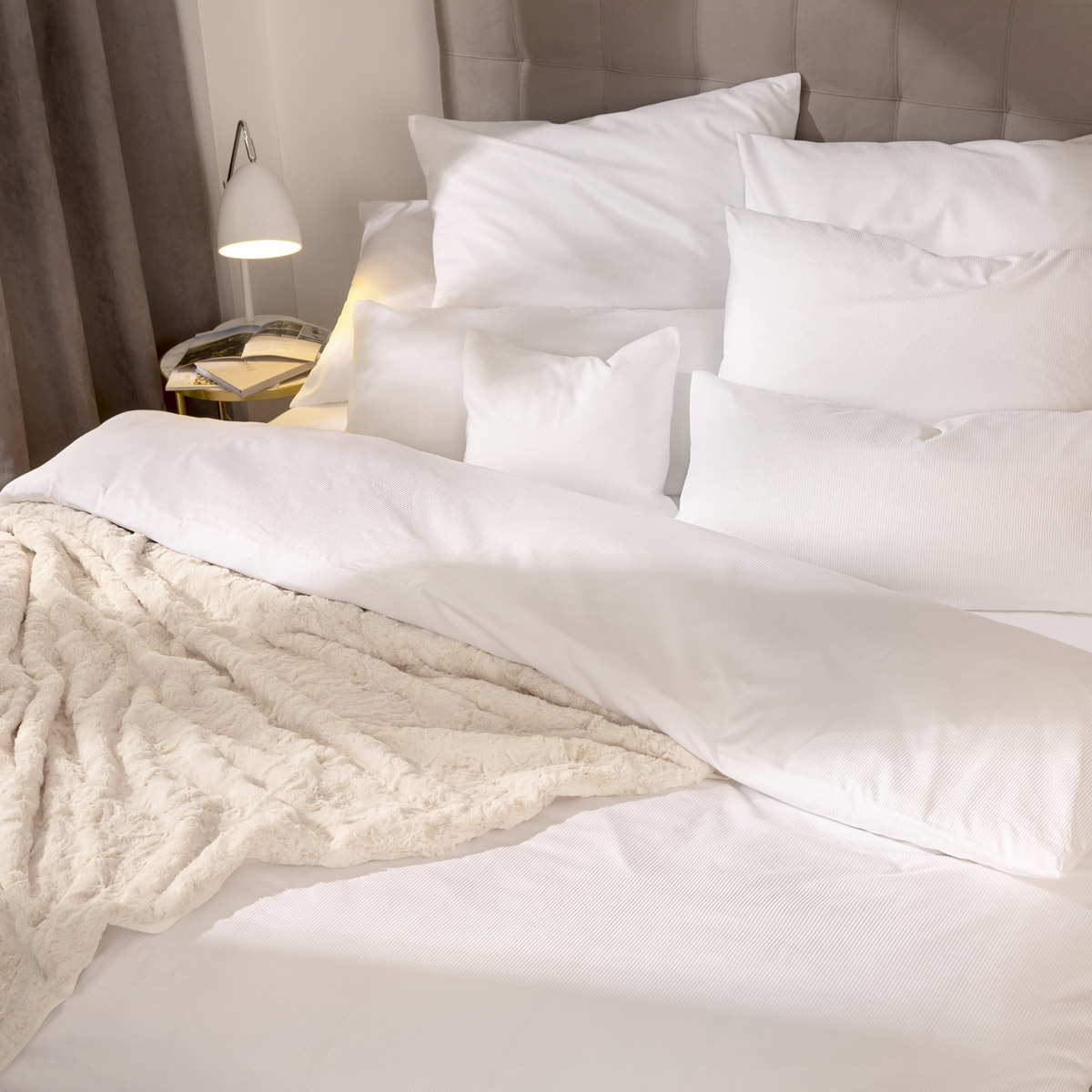 2099622-010-malaga-satin-bettwäsche-weiss-fbf-home Malaga Satin Bettwäscheset weiß auf Boxspringbett und Nachttisch