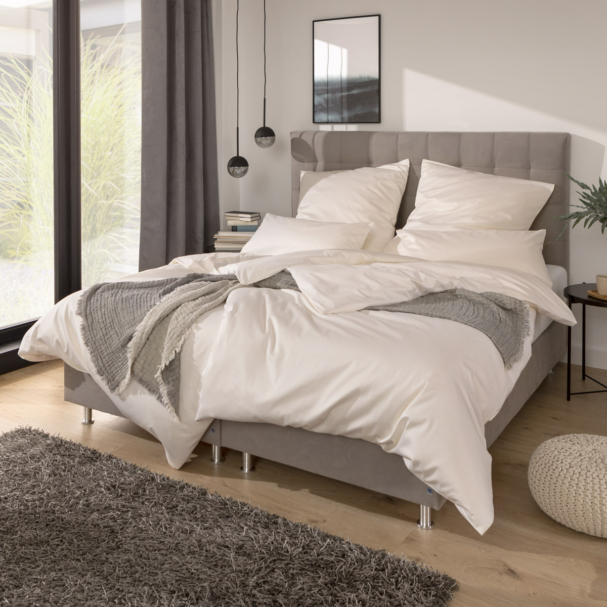 Marquesa Satin Bettwäscheset champagner auf grauem Boxspringbett