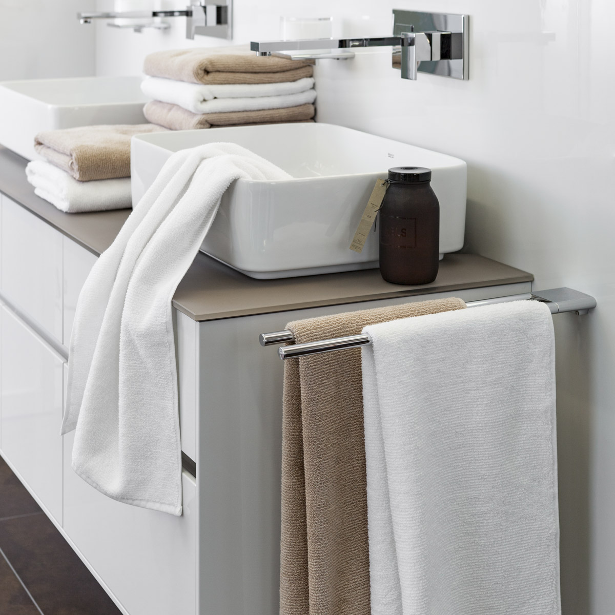 3200127-037 Nizza Bad cappuccino Frottierserie Nizza cappuccino und weiß auf und neben Badezimmer Waschbecken