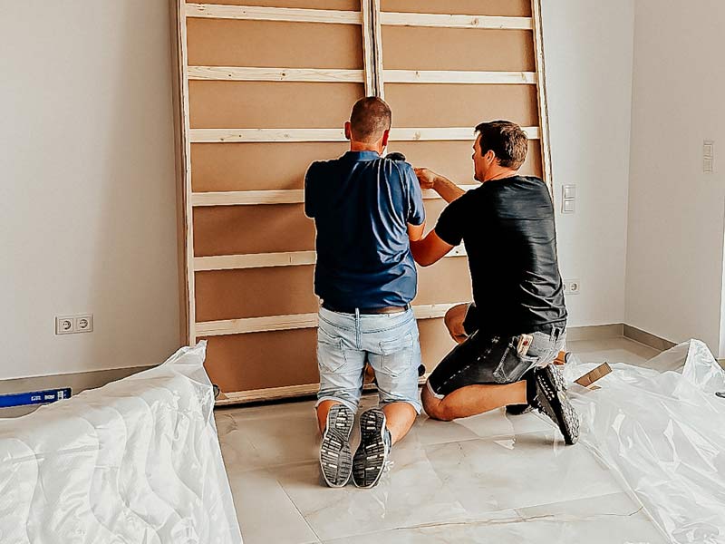 Bettenaufbau von FBF Home Männer bauen Bett auf