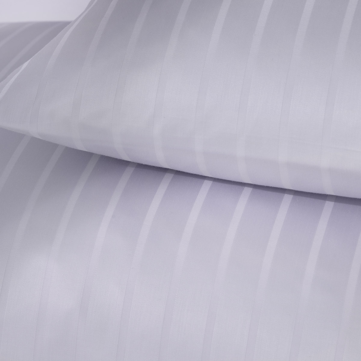2430622-082 Detailaufnahme Baronesse Bettwäsche weiß Detailaufnahme silberne Mako Satin Bettwäsche mit Streifen
