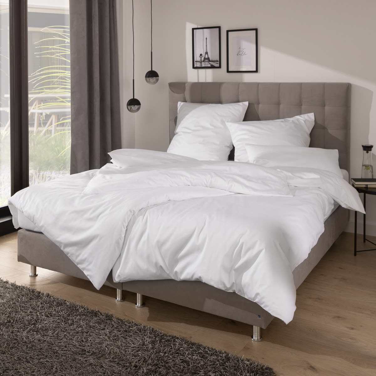 Marquesa Satin Bettwäscheset weiß auf grauem Boxspringbett