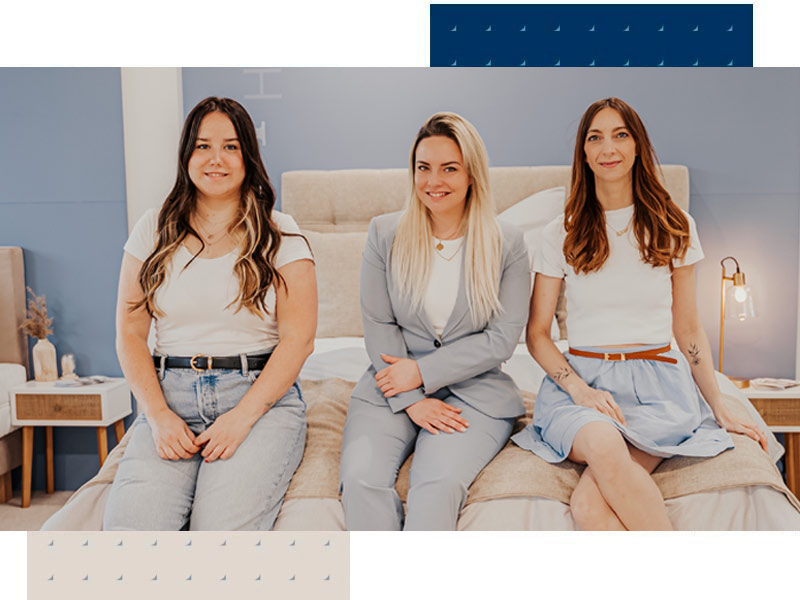 Team FBF Home Drei Personen des Home-Teams sitzen auf Bett