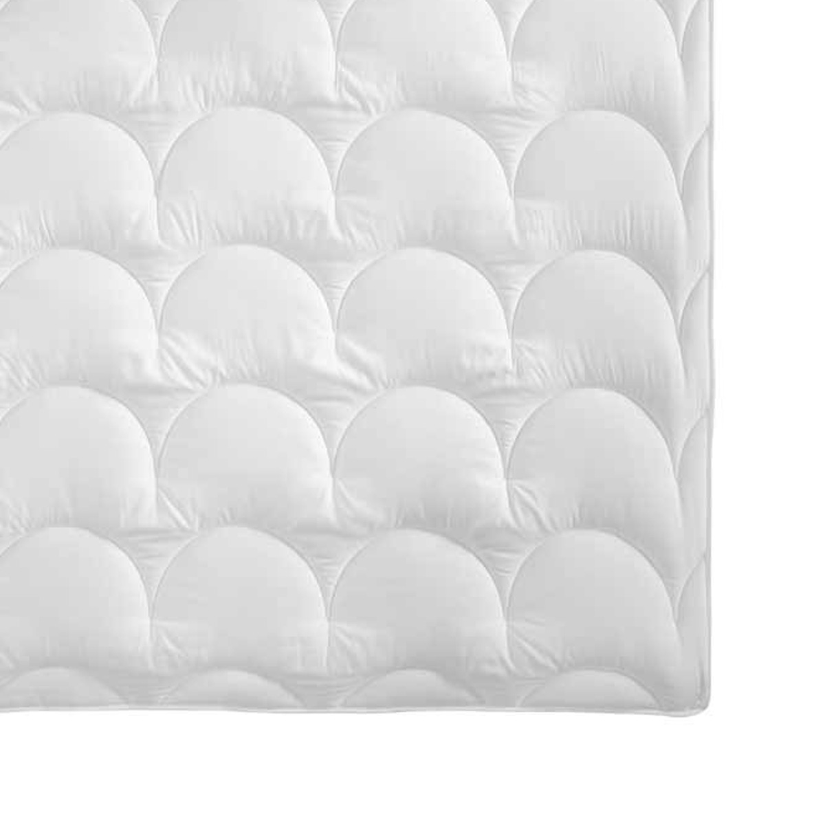 9260621-010-lilja-synthetik-decke-weiss-ecke-fbf-home Detailaufnahme Synthetikdecke Lilja mit  Steppung weiß
