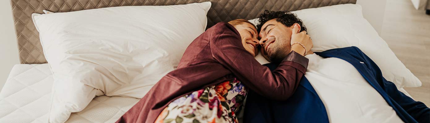 Cibis kuscheln auf einem Bett Paar kuschelt auf einem Bett