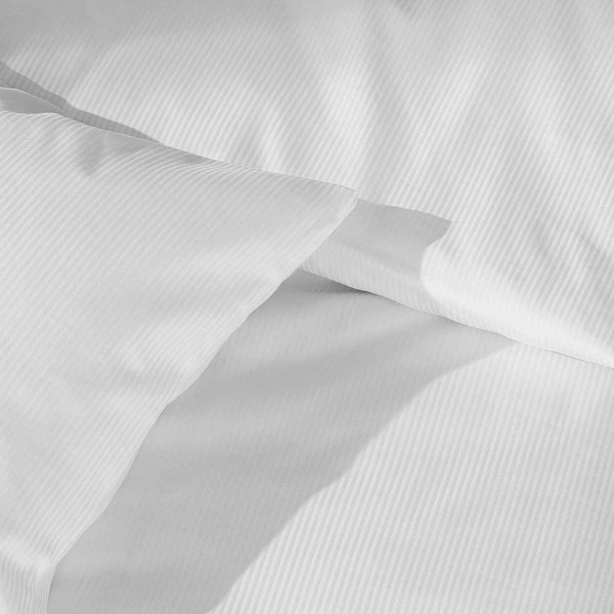 Detailaufnahme weiße Mako Satin Bettwäsche mit Feinstreifen