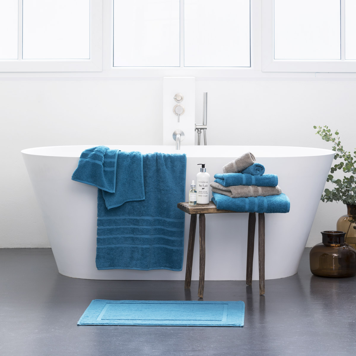 3120127-005 Portofino Bad petrol taupe Frottierserie Portofino petrol und taupe auf und neben Badewanne